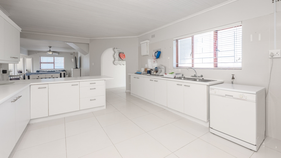 To Let 5 Bedroom Property for Rent in Struisbaai Western Cape